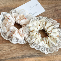 Ikat Rambut Scrunchies Motif Bunga Cantik Manis Gaya Eropa Amerika untuk Wanita dan Anak Perempuan, Aksesoris Rambut Kuncir Kuda untuk Penggunaan Sehari-hari