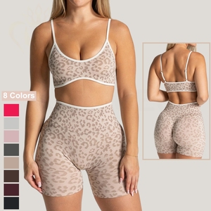 Set Yoga Donna 2 Pezzi di Alta Qualità Stampa Leopardata Scollo a U Color Block con Reggiseno Sportivo Imbottito e Shorts a Vita Alta Effetto Push-Up - Product Image 1