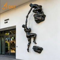 Grande sculpture murale en bronze D&Z Art Group, représentant un grimpeur, pour façade de bâtiment et décoration sportive extérieure