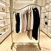 Portant à vêtements sur pied rotatif et réglable en hauteur, en métal doré en forme de S, pour magasins de vêtements