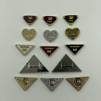 Étiquettes Métalliques Personnalisées Anti-Corrosion en Forme de Cœur et de Triangle avec Strass en Velours D m FASHION – Vente en Gros pour Vêtements, Sacs, Casquettes