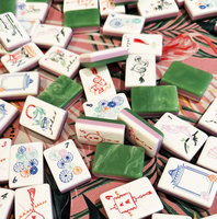 Ensemble de Mahjong de Noël en gros, 160 tuiles acryliques, tapis, 4 supports, sac pliable étanche, étui de transport portable pour dés, cadeau de fêtes