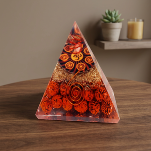 Pyramide d'orgonite Rudraksha 7 chakras avec symbole Om et bobine en cuivre pour la pratique spirituelle et la méditation - Product Image 1