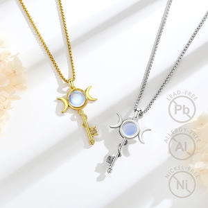 Collar Merryshine Hecate con Colgante de Cobre Chapado en Oro, Triple Luna de Hecate, Diosa de la Luna, Piedra Lunar, Pagano, Wicca - Product Image 1