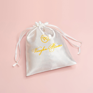 ถุงผ้าซาตินหรูหราคุณภาพสูงแบบมีเชือกผูก สำหรับใส่รองเท้า กระเป๋าถือ ของใช้เกี่ยวกับผม บรรจุภัณฑ์  พร้อมสกรีนโลโก้ ถุงเก็บวิกผม ถุงผ้าไหม - Product Image 1