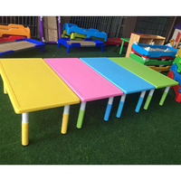 Meubles de maternelle Montessori, tables triangulaires, chaises et tables pour enfants de maternelle et de crèche