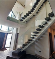 Escalier intérieur moderne en acier inoxydable en U avec marches en verre double plaque, caractéristiques de sécurité, durable et écologique, droit