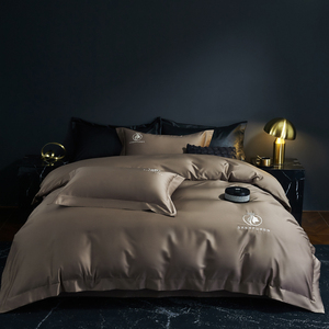 Set di biancheria da letto in quattro pezzi intrecciati per la primavera estate, di lusso moderno, fresco e setoso - Product Image 1