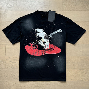 Camiseta negra de manga corta para hombre con estampado de calavera y cuchillo, estilo urbano, cuello redondo, corte regular, 100% algodón jersey. - Product Image 1