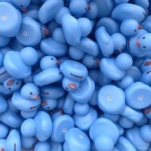 Regali promozionali per bambini giocattoli da bagno estivi con Logo personalizzato con stampa Multi colori diversi piccoli giocattoli Mini gomma anatra alla rinfusa - Product Image 2