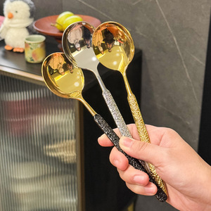 ช้อนสแตนเลส Jin Hui 304 ทรงกลม ด้ามยาว ลายตอก ดีไซน์สวยงาม สำหรับใช้ในครัวเรือน สีทองดำสองสี - Product Image 1