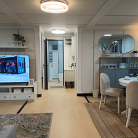 Maison de vacances préfabriquée, cabane modulaire avec porche couvert, balustrade et grandes fenêtres pour projets de complexe hôtelier, camping ou ferme