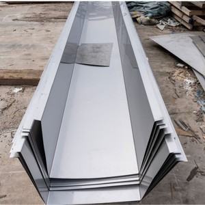 Canal de Agua de Lluvia en Forma de U de Acero Inoxidable 304 Qingtuo, Superficie Laminada en Frío, Personalizable para Drenaje de Techos - Product Image 1