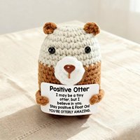 Poupée en crochet Otter Joyeuse, Peluche d'Épauleillage Faite à la Main avec Carte Positive, Poupée Émotionnelle en Crochet Pingouin Positive