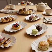 Geriffelte weiße Pappteller mit Wellenrand für High Tea, Bäckerei, Hochzeitsdesserttisch, Einweg-Servierteller in Lebensmittelqualität, oval