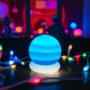 Projecteur d'ambiance portable RGB LED avec télécommande, style minimaliste, effet aurore, pour chambre, jeux, fêtes, fonctionne sur piles - Product Image 1