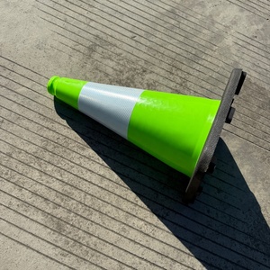 Flexibler grüner PVC-Straßenleitkegel, spritzgegossen, 70 cm, für Stadtstraßen und Verkehrssicherheit - Product Image 1