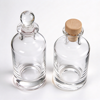 Bouteilles en verre transparent avec liquide rose et ambré pour whisky, brandy, vodka, tequila et présentation à domicile