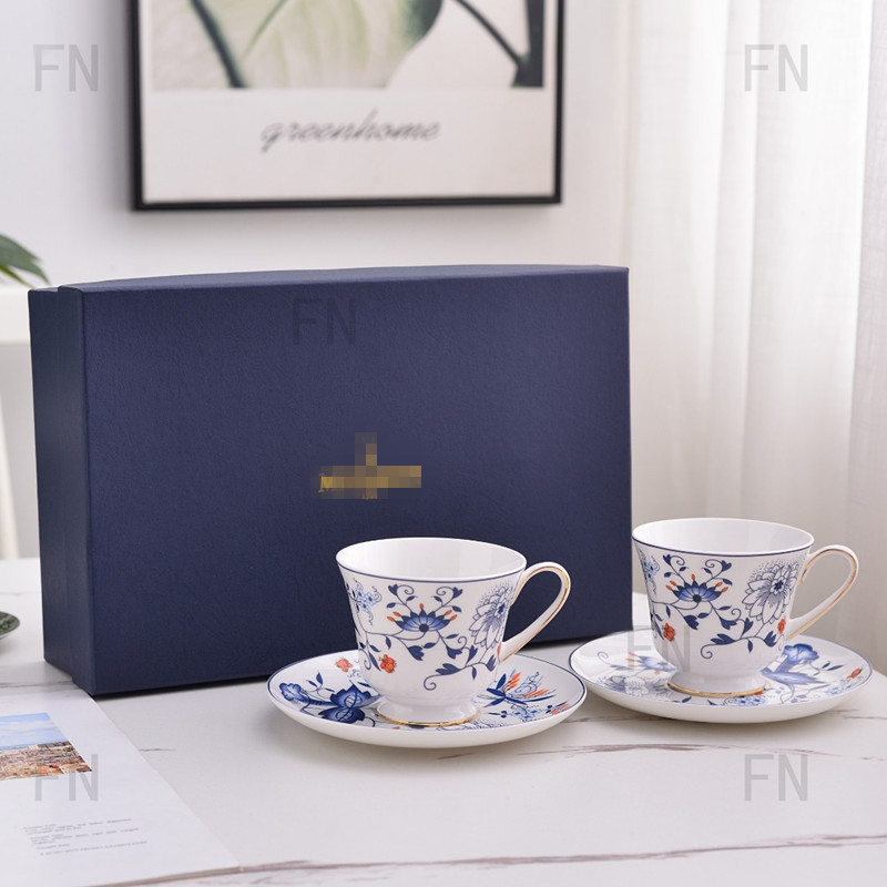 2 tasses et 2 soucoupes blanches