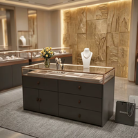 Vitrine à bijoux moderne éclairée par LED avec charnières à fermeture douce, compartiments réglables, finition vernie, dimensions personnalisables