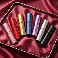 Nouveau flacon atomiseur de parfum 10 ml à ouverture rotative, boîtier cylindrique fin en aluminium, fiole intérieure en verre, motif floral gaufré, rechargeable