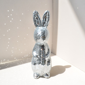 Scultura a Forma di Coniglio con Sfera a Specchio Chuang De, Stile Disco Ball, Figurina in Argento Ecologica e Infrangibile, Decorazione da Tavolo Unica - Product Image 6