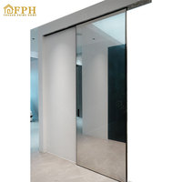 Dernier design de porte coulissante miroir gain de place, système de porte coulissante Ghost haut de gamme à cadre en aluminium moderne, intérieur en verre trempé