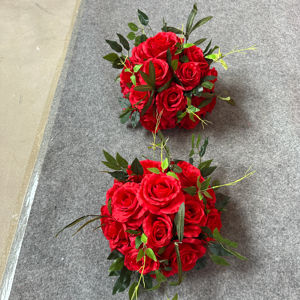 D-FB239 Vente en gros de boules de fleurs rouges pour mariage, centre de table, verdure, boule de fleurs artificielle, rose de luxe, boule de fleurs en soie pour la décoration - Product Image 1