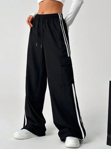 Pantaloni <span class=keywords><strong>Cargo</strong></span> Neri Streetwear con 2 Strisce - Pantaloni Antivento a Vita Elastica e Vestibilità Ampia per Donne - Product Image 3