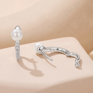 Boucles d'oreilles classiques Huggie avec perle d'imitation et diamant taille brillant rond serti en canal pour femme, bijoux en alliage plaqué or - Product Image 4