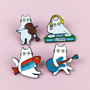 Lindos pines de solapa de metal niquelado con diseño de gato de dibujos animados Kawaii, banda de conciertos y gatito, esmaltados, para sombrero, regalo promocional - Product Image 3