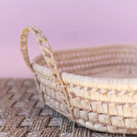 Plateau en feuilles de palmier tressées à la main, style minimaliste, ovale, naturel, Minimoroccolism |   Fruits de camping MA écologiques à structure ouverte en stock