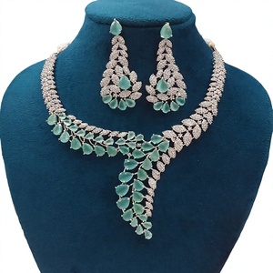Conjunto de Collar y Pendientes de Cristal Plateado, Joyería Romántica para Mujer con Diseño de Flor Tallada en Perla, Conjuntos de Joyería para Boda - Product Image 4