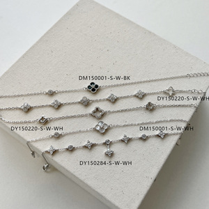 Pulsera de Plata de Ley S925 con Trébol de Cuatro Hojas, Circonita Hueca y Ágata Negra, Cadena Fina - Product Image 1