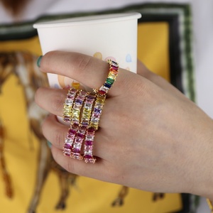 Promozione <span class=keywords><strong>anello</strong></span> di zircone cubico arcobaleno rettangolare placcato in oro ghiacciato colorato CZ fascia per l'eternità da donna gioielli <span class=keywords><strong>con</strong></span> <span class=keywords><strong>anello</strong></span> da dito - Product Image 3