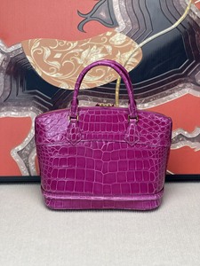 Bolso de Mano Boston de Piel de Cocodrilo 100% Morado para Mujer con Cierre de Cremallera, Elegante, con Dos Asas, para Uso Diario - Product Image 2