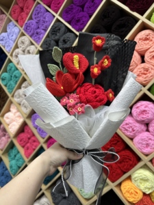 Ramo de <span class=keywords><strong>Papel</strong></span> de Regalo con Diseño de Fresa Tejida a Crochet, Ramos de Flores Hechos a Mano, Ecológicos y Elegantes, Regalo para Graduación o Halloween - Product Image 5