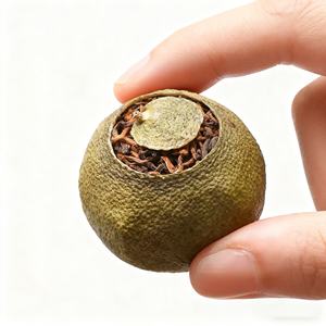 Teebauern sammeln direkt Yunnan Pu'er und Guangdong Xinhui Xiaoqing Orangen, um eine authentische Qualität zu gewährleisten. - Product Image 2