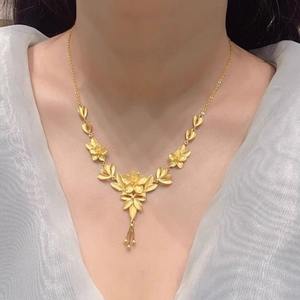 Collar elegante de imitación de oro con tres elementos de brocado y diseño floral de luna para mujer, ideal para bodas y compromisos. - Product Image 3