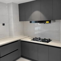 Cuisine intégrée moderne en alliage d'aluminium, simple, modulaire, de type ouvert, avec îlot central, porte d'armoire, cuisinière, table à manger, armoire