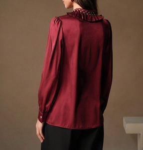 Camicetta di Lusso da <span class=keywords><strong>Donna</strong></span> in Raso Effetto Seta <span class=keywords><strong>Bordeaux</strong></span> con Colletto a Volant Decorato con Strass, Maniche Lunghe a Bissagola e Pieghe Frontali - Product Image 2