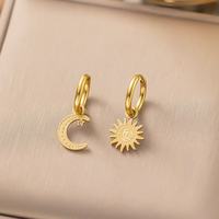 Pendientes de acero inoxidable para mujer con colgante de perla en forma de corazón y circonia y diseño geométrico.