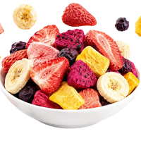 Fruits mélangés lyophilisés, tranches de fraises, mangues, bananes, pommes, collations de fruits sucrés prêtes à manger en emballage sous vide