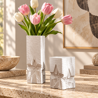 Vase à fleurs en céramique blanche avec relief géométrique en forme d'étoile, vase sculptural pour la décoration moderne de la maison