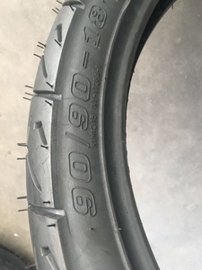 Pneu de moto de haute qualité fourni par une usine chinoise, pneu de route 90/90-18, prix bas, pneu à chambre à air - Product Image 2