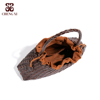 Sacs pour femmes de marques en gros, Nouveauté 2025, Sac tissé fait main style français Ins, Sac à bandoulière, porté épaule et à la main, Petit sac carré