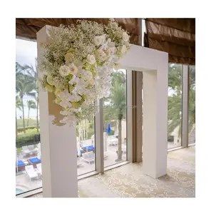 शादी के सफेद ऐक्रेलिक चूपा फूलों और माला के लिए सफेद पृष्ठभूमि वाले आर्कवे फ्रेम
