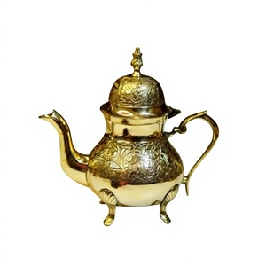 Théière vintage en métal avec couvercle et poignée, design orné, finition dorée, bouilloire décorative - Product Image 6