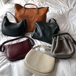 Lot de 6 sacs à main vintage en cuir d'occasion, assortiment marron, noir, crème, gris, <span class=keywords><strong>bordeaux</strong></span> – Sacs à bandoulière, cabas, sacs seau, sacs selle pour la revente en boutique - Product Image 1
