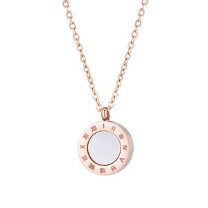 Collar con colgante redondo de oro rosa y diseño de letras con incrustaciones de diamantes para regalo, de Yunnique. - Product Image 5